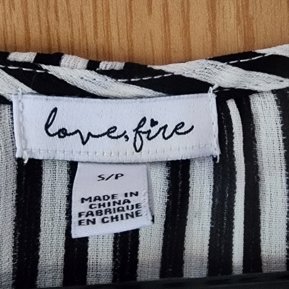 Women’s Long Sleeve Black and White Stripe Macy’s Top! Size s/p - Picture 3 of 4